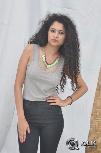 Soumya-Sukumar-at-Pora-Pove-Movie-Success-Meet